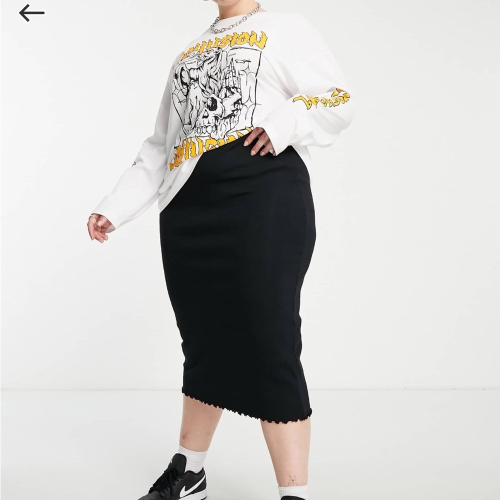 Ribbed midi skirt with scalloped hem